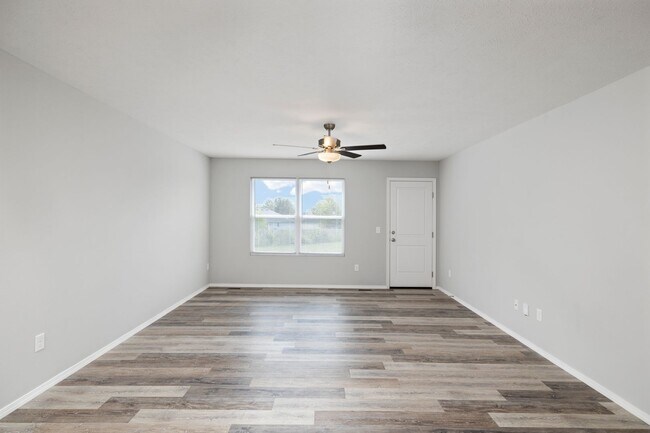 Building Photo - 3 bedroom duplex with a fully fenced yard-Westbury Gardens!