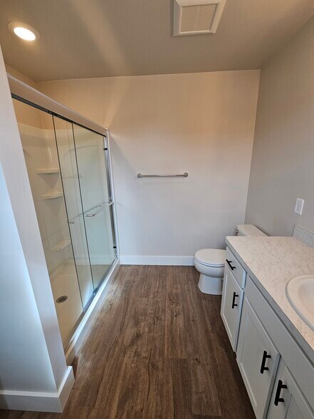 Master Bath - 6125 Northstead Ave