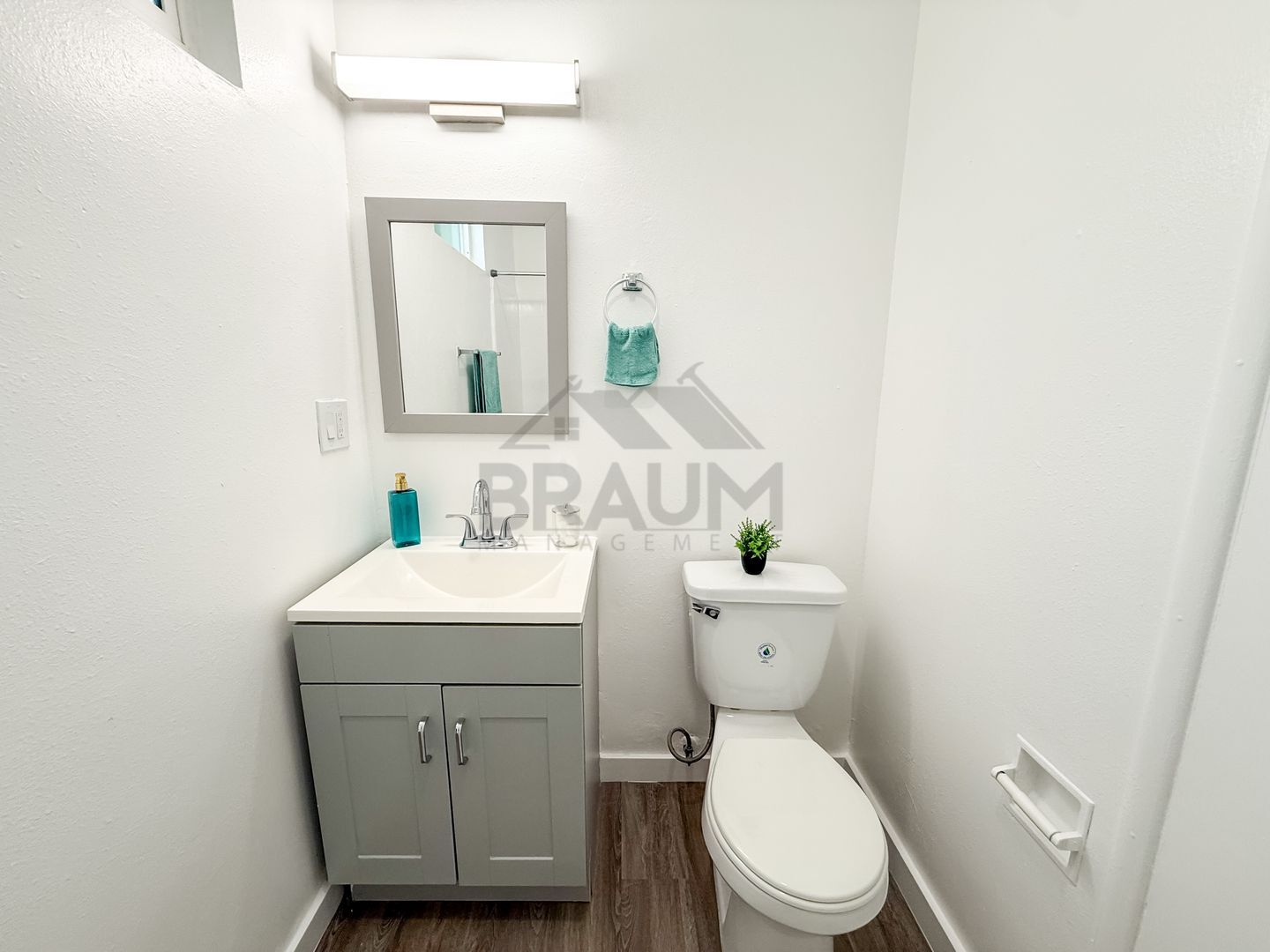 Building Photo - 15546 Vanowen St