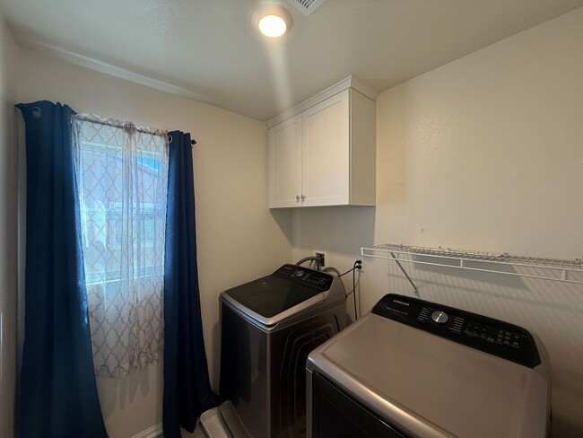 Building Photo - New Victorville 5 Bedroom + 3 Bathroom!