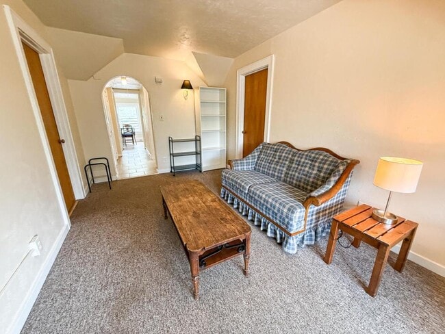 Primary Photo - 207 Kelvin Pl