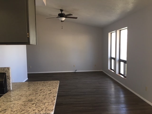 Building Photo - 2 bed, 1 bath Twinhome with attached garage