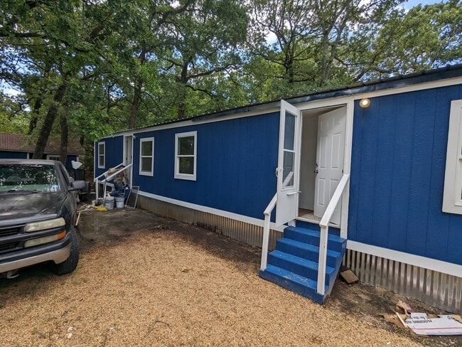 Building Photo - 300 Royal Way