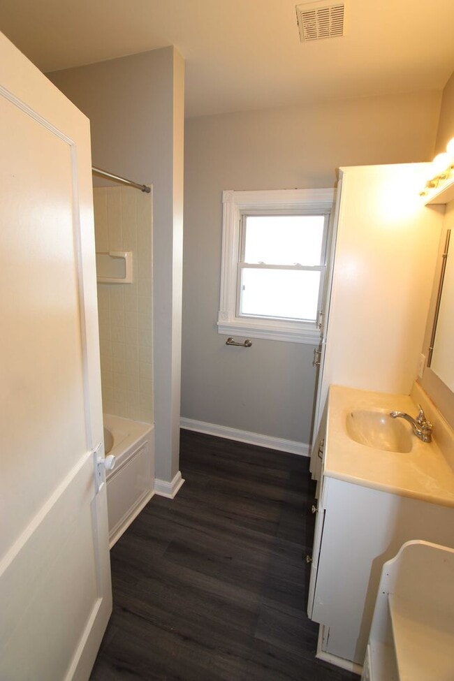 Building Photo - Quaint 2 Bed 1 Bath in Franklin