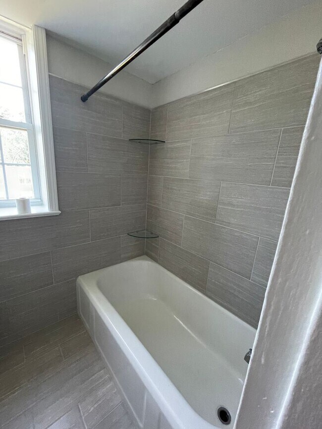 Building Photo - 1 Bedroom 1 Bath Condo at McDaniel Heights...