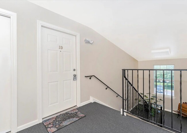 Building Photo - Beautiful 3rd floor condo in Jefferson ava...