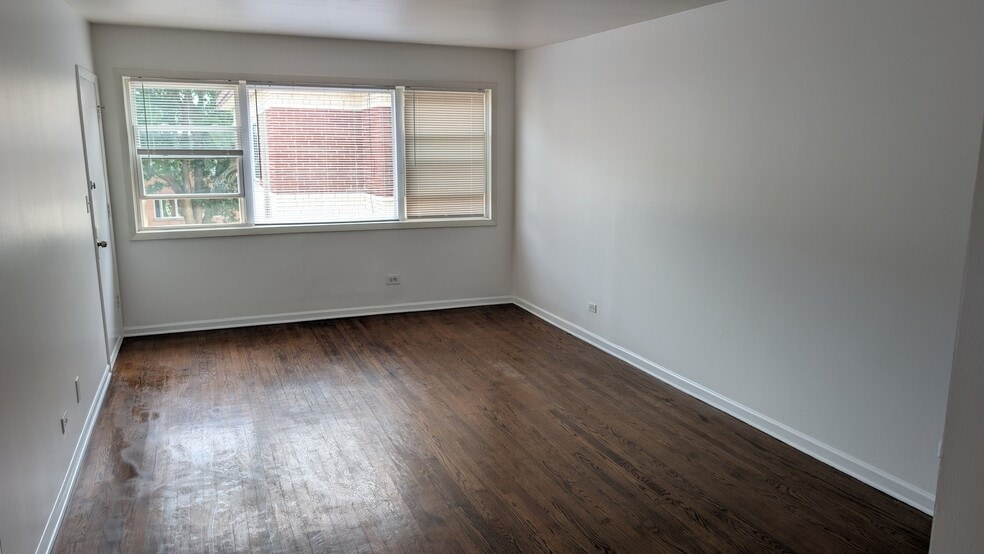 Building Photo - 2654 W Rascher Ave