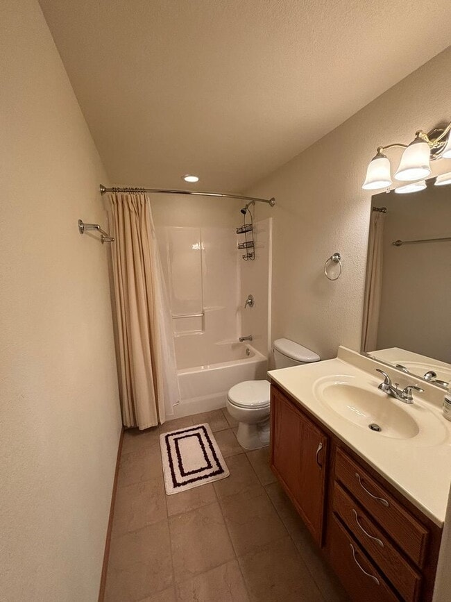 Building Photo - 3 BED | 3 BATH | TOWNHOME | DOUBLE GARAGE | WEST