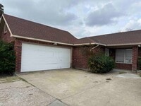 Building Photo - Garland Duplex