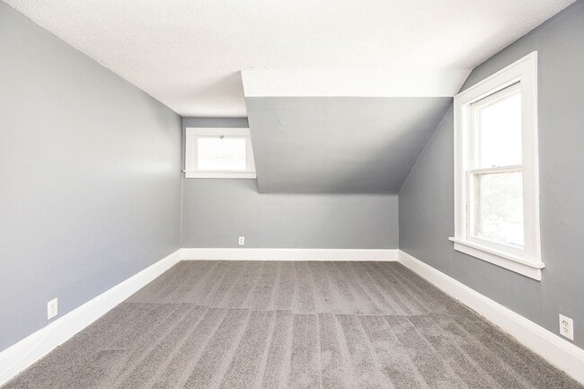 Building Photo - 2 BED 1 BATH SINGLE FAMILY HOME IN EUCLID!