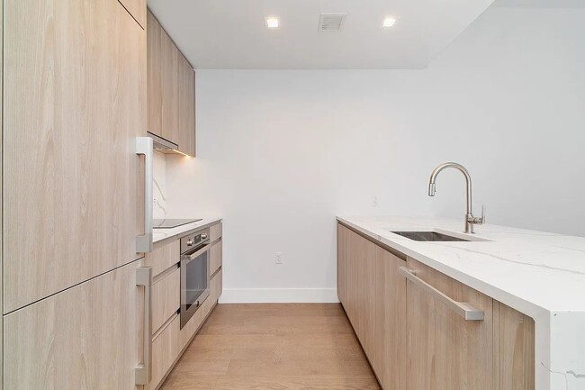 Primary Photo - 200 E 23rd St