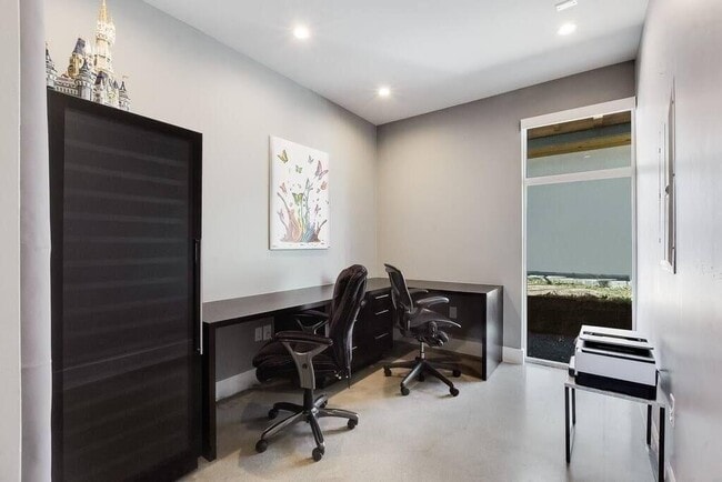 Building Photo - 1802 W 10th St