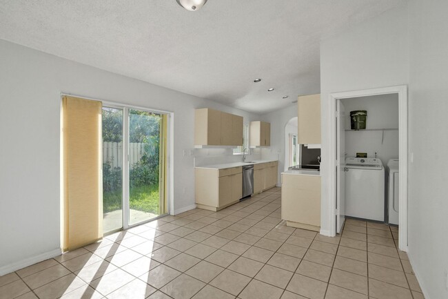 Building Photo - Great Single Family Home in Miramar