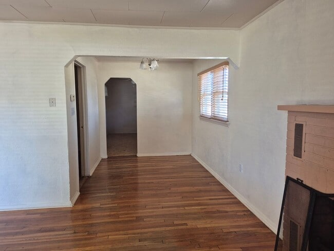 Building Photo - Cute 3 Bedroom 1 Bathroom