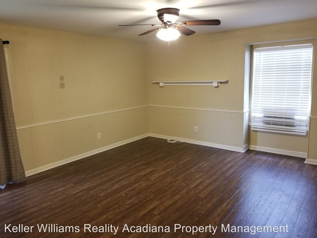 Building Photo - 2 br, 1 bath House - 211 Versailles Unit 10