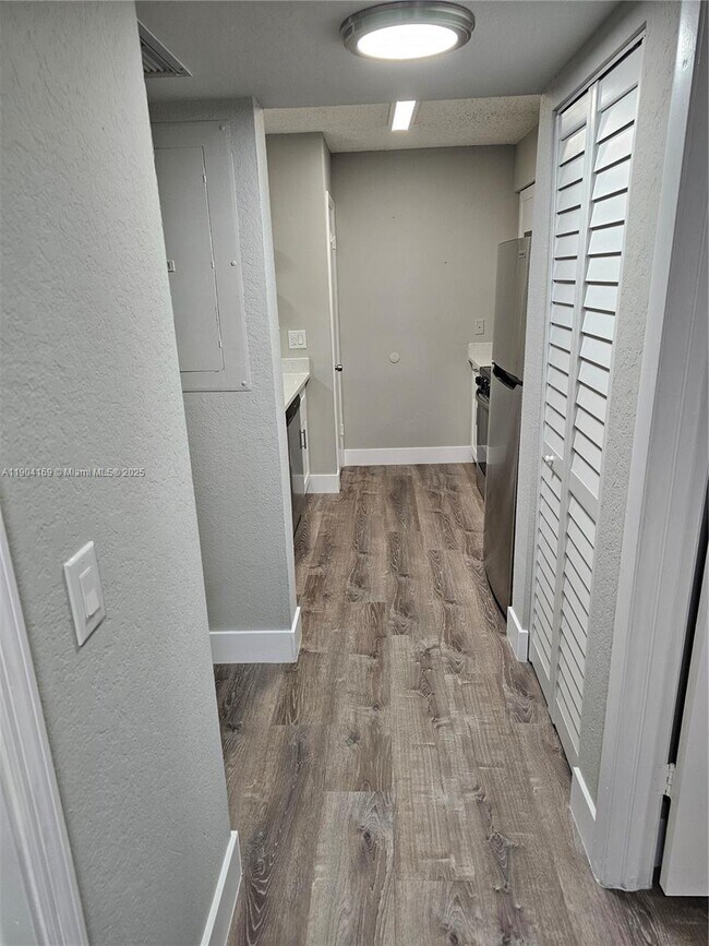 Building Photo - 2880 N Oakland Forest Dr