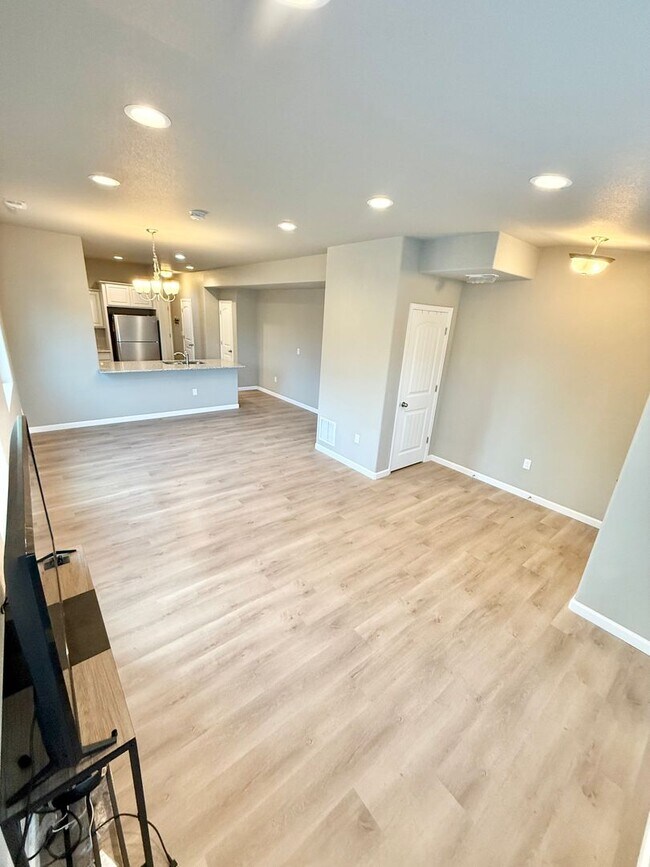 Building Photo - Move in ready!! Close to military bases!