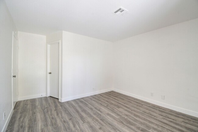 Building Photo - 6867 Tamarus St