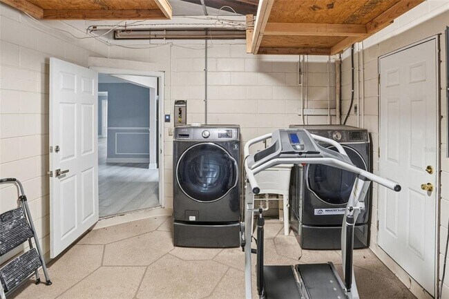 Building Photo - 2121 Park St N