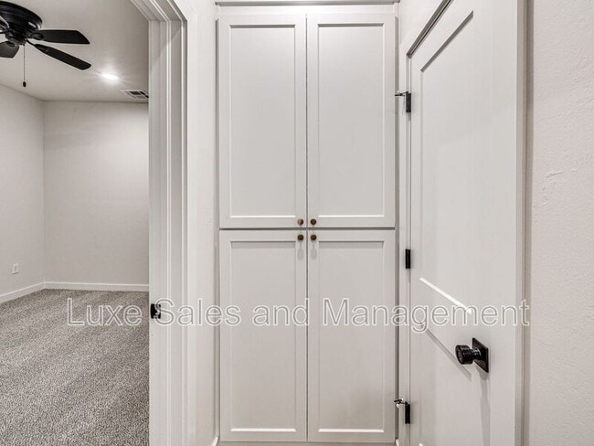 Building Photo - 612 W 2nd St