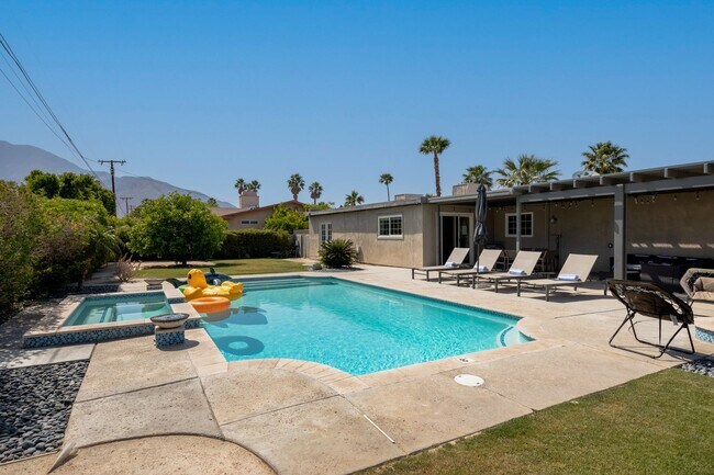 Building Photo - Family-Friendly Oasis in North Palm Springs