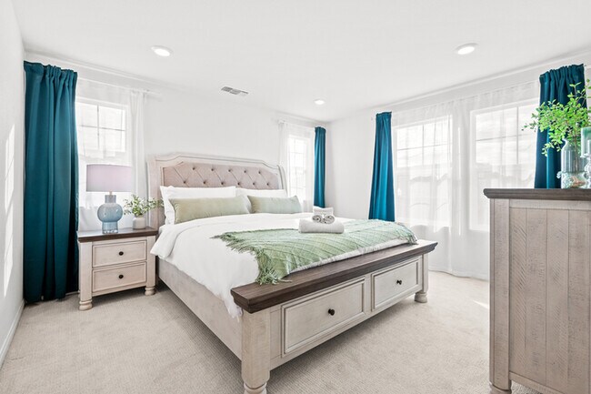 Building Photo - Fully Furnished with appliances Ontario Townhouse