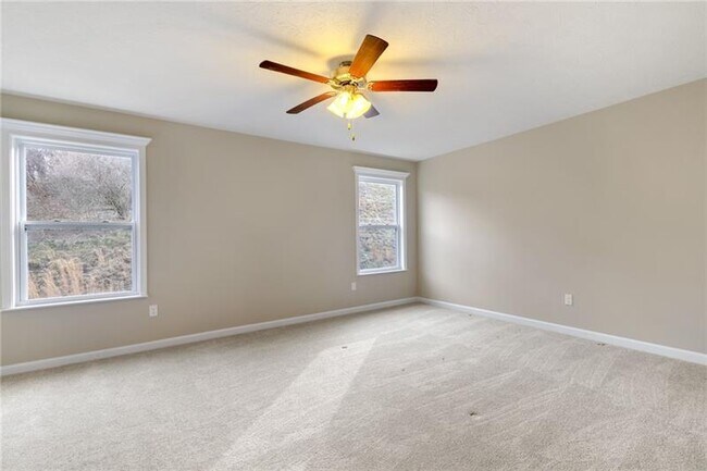 Building Photo - 2858 Canterbury Dr