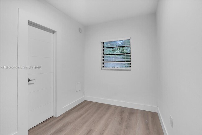 Building Photo - 2539 S Bayshore Dr