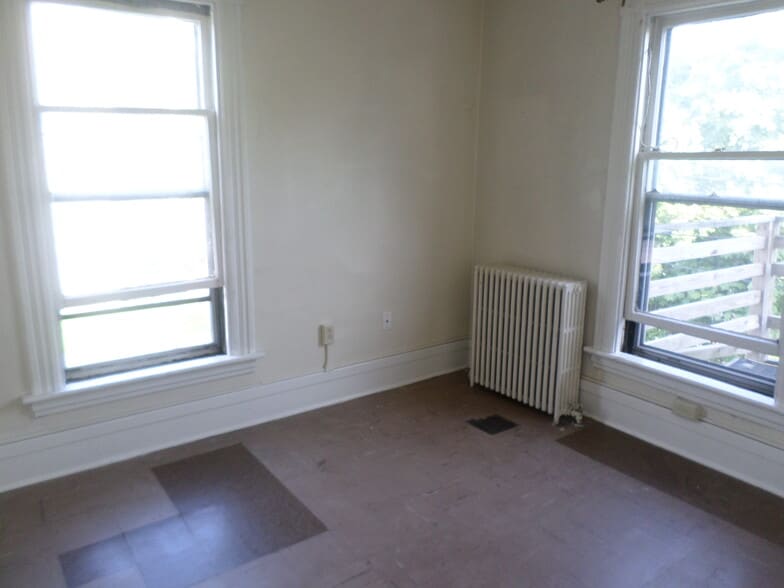 Building Photo - 128 Colchester Ave