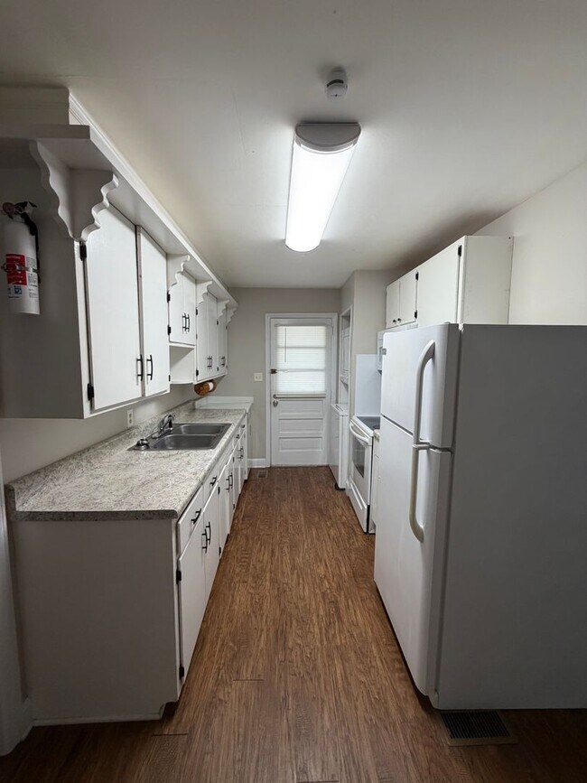 Building Photo - 806 Rodie Ave