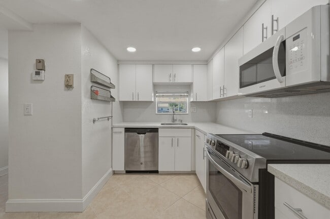 Building Photo - 681 S Hollybrook Dr