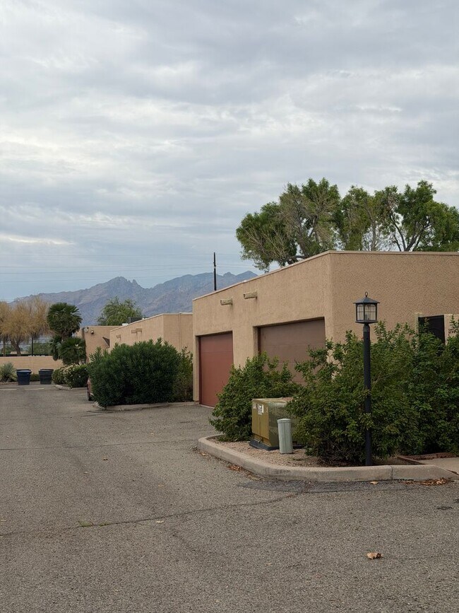 Building Photo - Stunning Midtown 2 Bedroom 2 Bath Townhome in Gated Community!