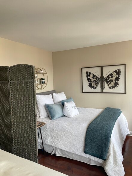 Building Photo - 444 W Fullerton Pky