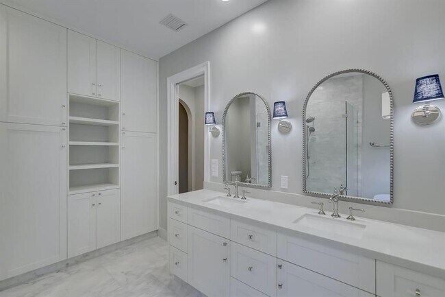 Building Photo - 425 NE 11th Ave