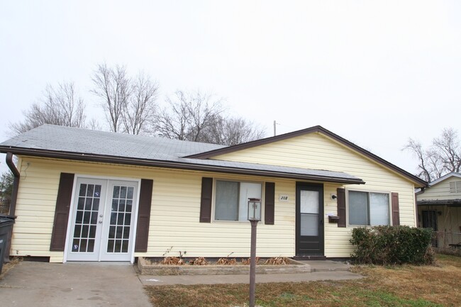Building Photo - 4 bed- 1 bath!!