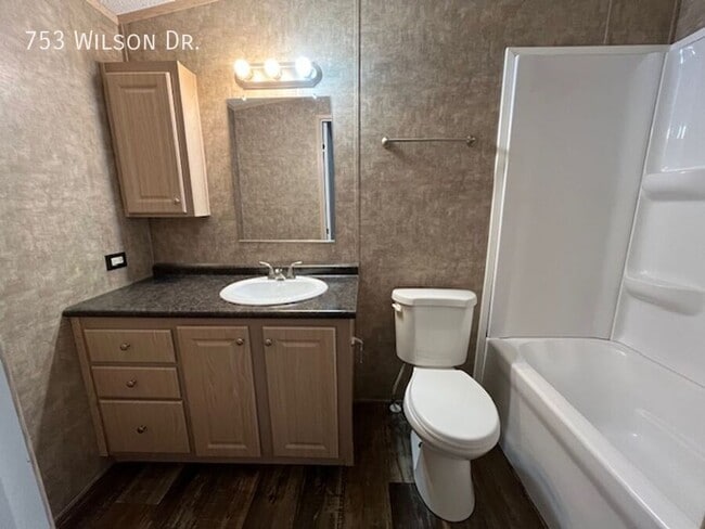 Building Photo - 753 Wilson Dr