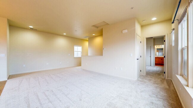 Building Photo - 2421 N Village Dr