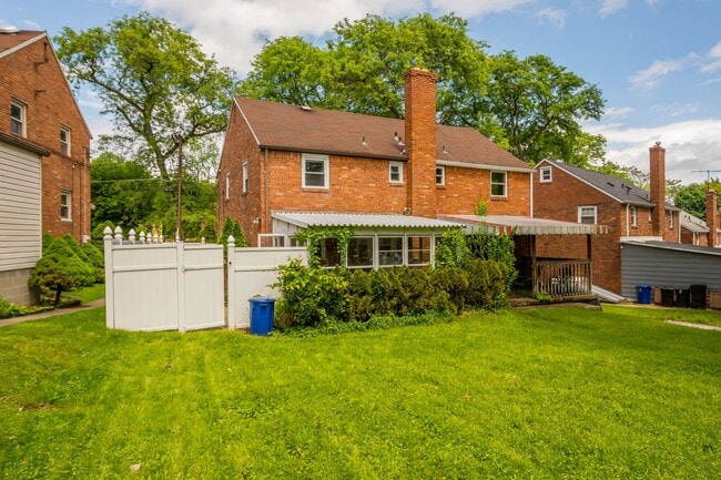 Building Photo - Stunning 2 bedroom home in Dormont availab...
