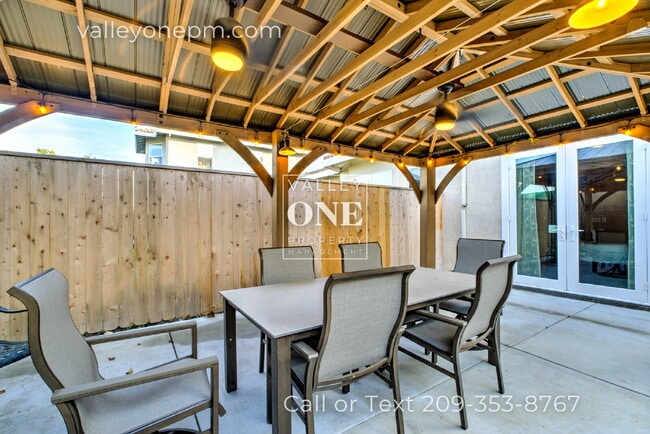 Building Photo - Luxury Private Furnished 2 Bed 2 Bath Suite With Private Courtyard - Utilities Included!