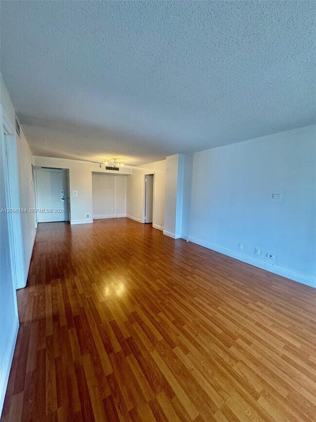 Building Photo - 3475 N Country Club Dr