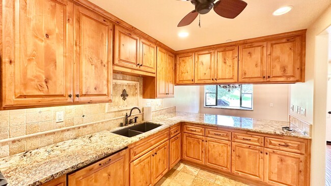 Building Photo - Stunning and Well Appointed High-End Two-S...