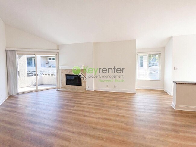 Building Photo - Beautifully renovated single-level condo in gated Newport Baycrest