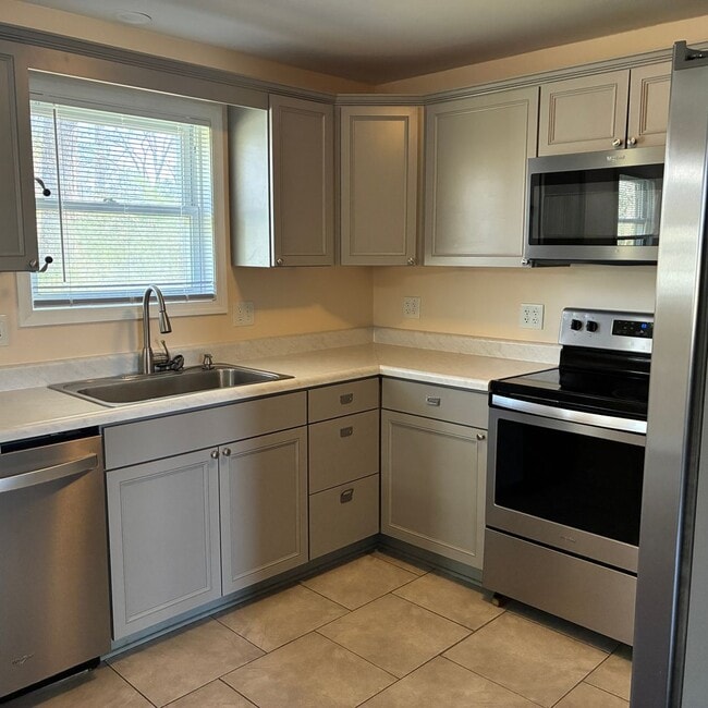 Building Photo - 4 Bedroom 3 Bath Home in Winnabow, NC