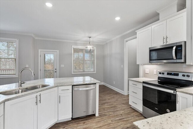 Building Photo - Charming 4 Bed, 3Bath in Clayton, NC