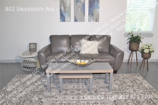 Building Photo - 802 University Ave