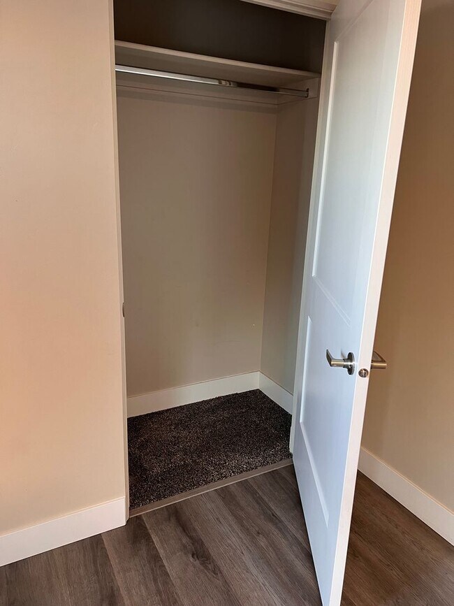 Building Photo - Clean & Modern 2 Bed, 1 Bath Apartment for Rent