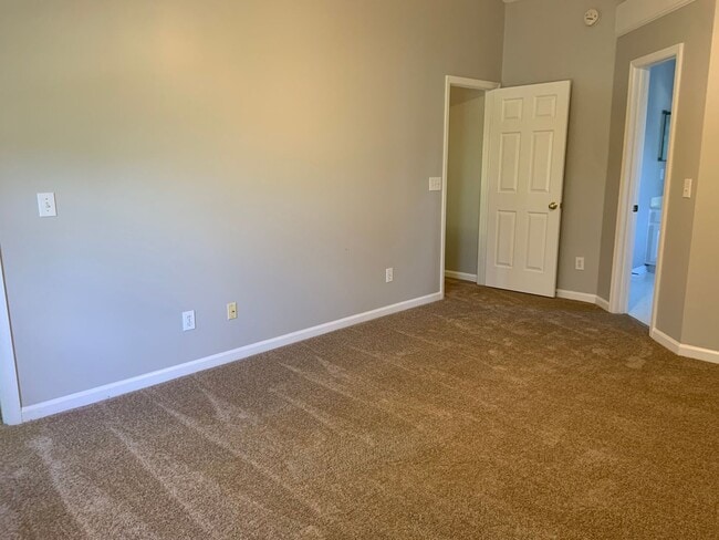 Building Photo - Renovated 3 Bedroom Off Groometown Road