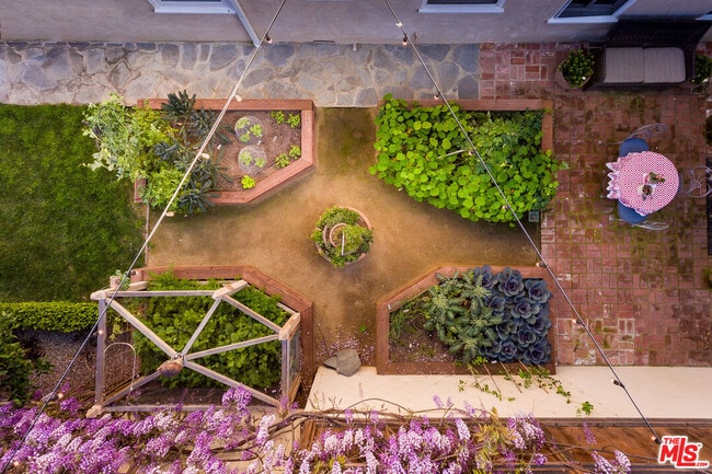 Building Photo - 427 12th St