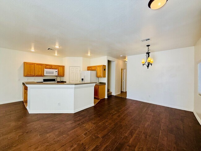 Building Photo - Great Spacious 3 bedroom Townhome Available!