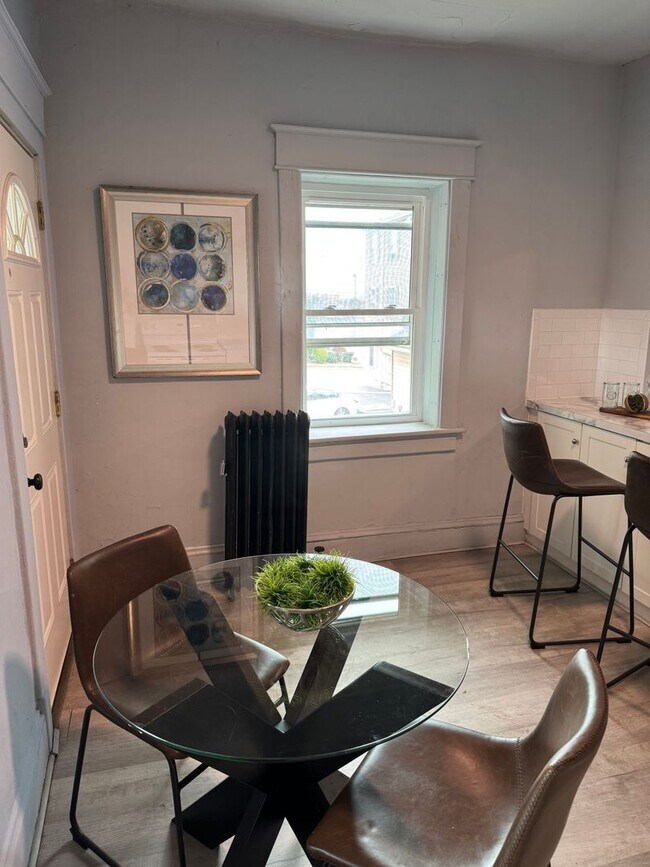 Building Photo - NOW LEASING! Renovated 3 bed, 1 bath avail...